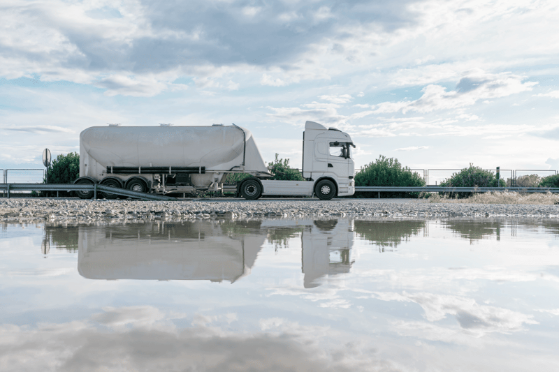 Tankbil med cement